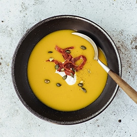 Soupe de potiron avec fenouil rôti, chorizo et crème fraîche
